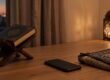 Телефон экраном вниз рядом с Кораном и молитвенным ковриком в Рамадан