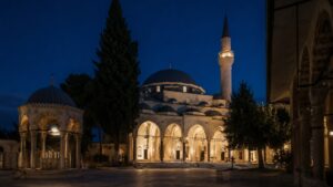 Спокойная ночная мечеть во время Рамадана
