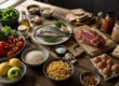 Разные продукты на кухонном столе перед приготовлением пищи