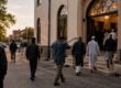 Мусульмане подходят к мечети перед началом коллективной молитвы