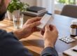 Пациент изучает упаковку назначенного лекарства рядом с рецептом